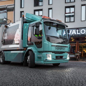 Pierwsze elektryczne samochody ciężarowe Volvo dostarczone do klientów