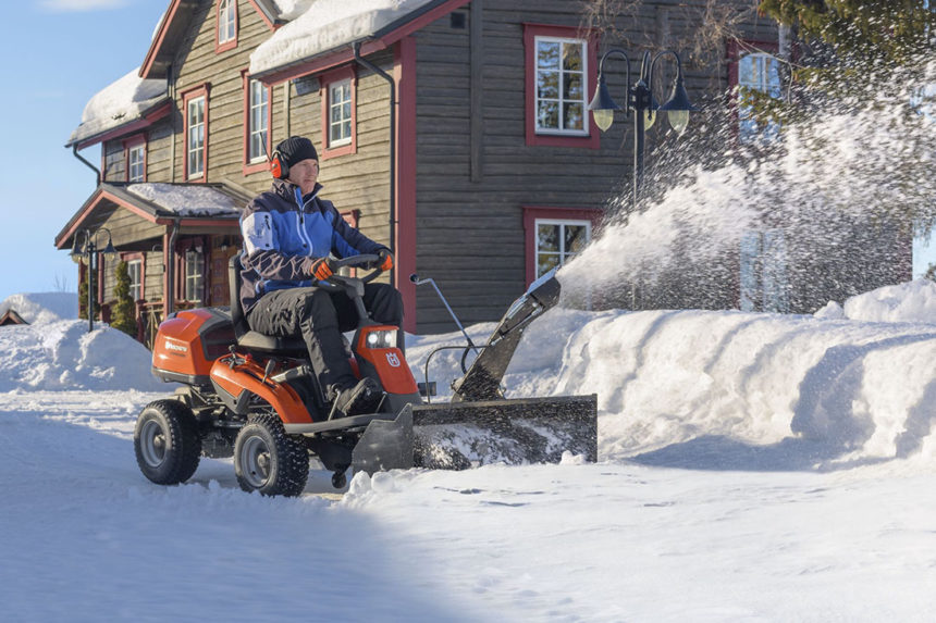 Ridery i traktory Husqvarna niezastąpione podczas zimy