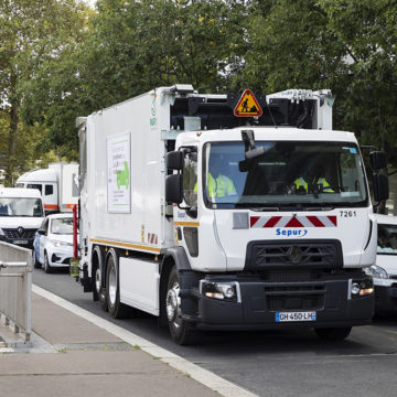 Elektryczne śmieciarki Renault Trucks na ulicach Paryża