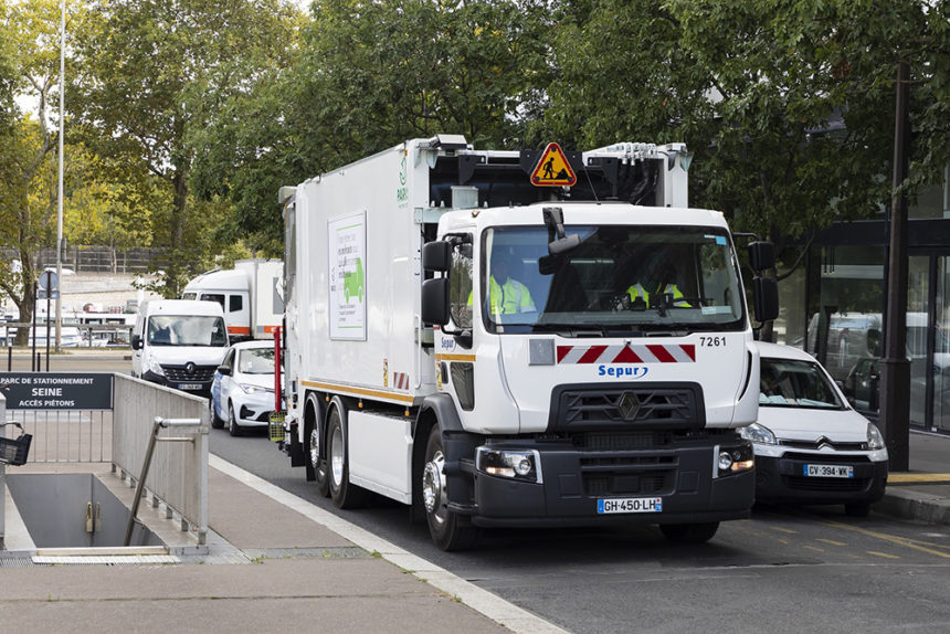 Elektryczne śmieciarki Renault Trucks na ulicach Paryża